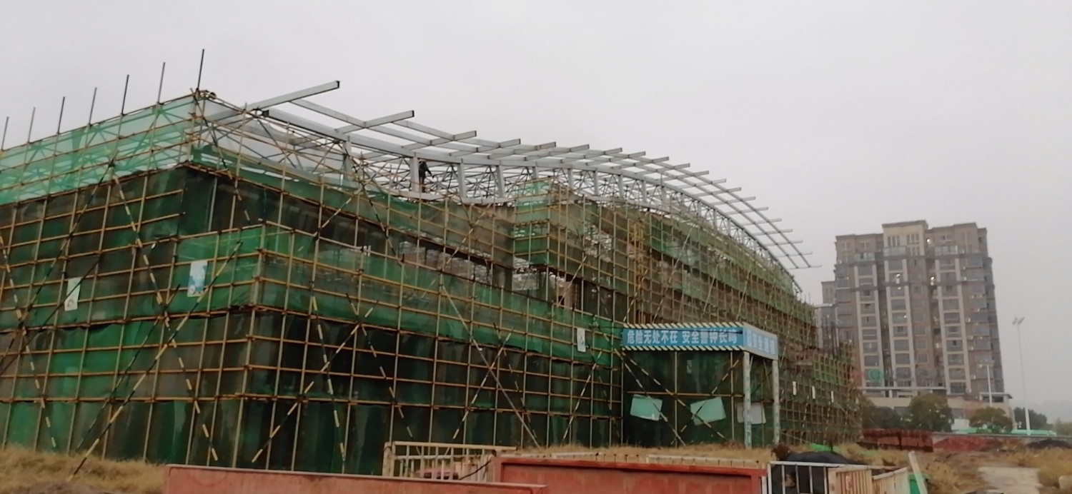 山東華中重鋼工程案例——安慶市十四中學(xué)遷址新建工程風(fēng)雨操場鋼結(jié)構(gòu)工程""/